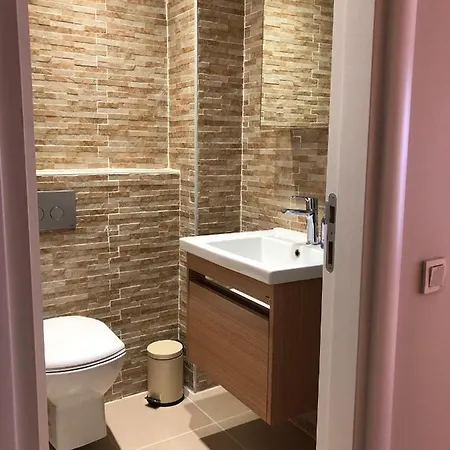 Hallmark Apartment *