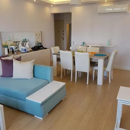 Hallmark Apartment *